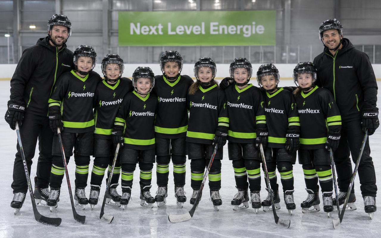 Jugend-Eishockeyteam und Trainer in PowerNexx-Trikots vor der Bande Next Level Energie